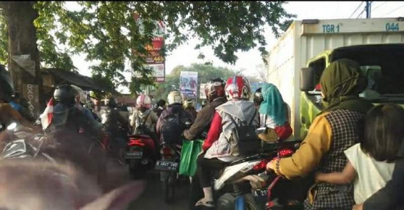 Jalan Raya Mauk Kerap Macet Tiap Hari, Pak Bupati Bantuin Dong