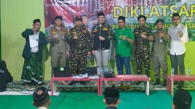 Irwanda Syarif Hamdani bersama pengurus Ansor usai menyampaikan materi wawasan kebangsaan kepada Banser Ansor Kecamatan Pondok Aren, Kota Tangsel.