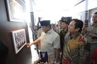 Wali Kota Tangerang Arief Wismansyah mendampingi Prabowo Subianto melihat museum TMP Taruna.