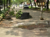 Banyak jalan berlubang, warga terpaksa memberi tanda dengan alat seadanya