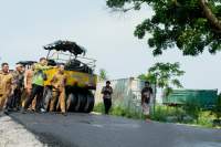 Wabup Sergai, Adlin Tambunan tinjau perbaikan jalan di Perbaungan.