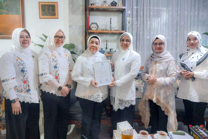 Ketua TP PKK Provinsi Banten Serahkan Penghargaan Perempuan Inspiratif Provinsi Banten Tahun 2025