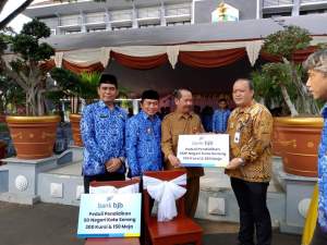 Peduli Pendidikan, Bank BJB Banten Bantu Ratusan Kursi dan Meja