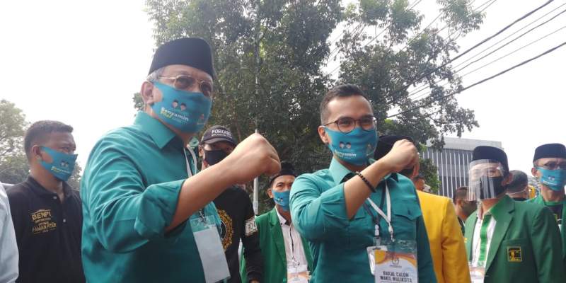 Ditemani Airin, Benyamin-Pilar Bagikan Masker Sebelum Mendaftar ke KPU Tangsel