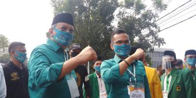 Ditemani Airin, Benyamin-Pilar Bagikan Masker Sebelum Mendaftar ke KPU Tangsel