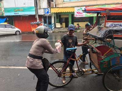 Polwan Polda Banten Bagikan Makan Siang Ke Pedagang Asongan dan Tukang Becak