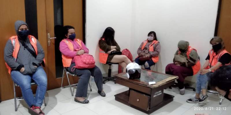 Pasangan Muda yang terjaring oleh Satpol PP Tangsel di Hotel Red Dorz.