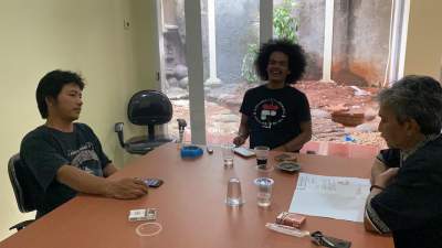 Tim Litbang PWI Tangsel saat rapat di kantor sekretariat PWI Tangsel.