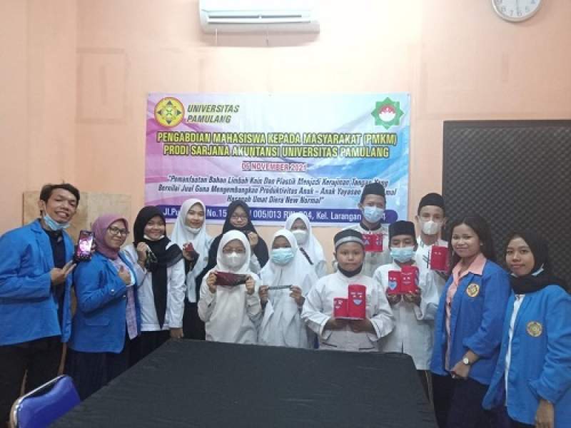 Mahasiswa Unpam Ajak Anak-anak Panti Asuhan Membuat Kerajinan yang Bernilai Jual