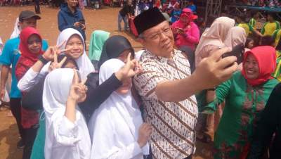 Calon Wali Kota terpilih, Benyamin Davnie, saat menghadiri HUT Kelurahan Pondok Kacang Timur, Pondok Aren beberapa waktu lalu. (Foto/dok. detakbanten.com)