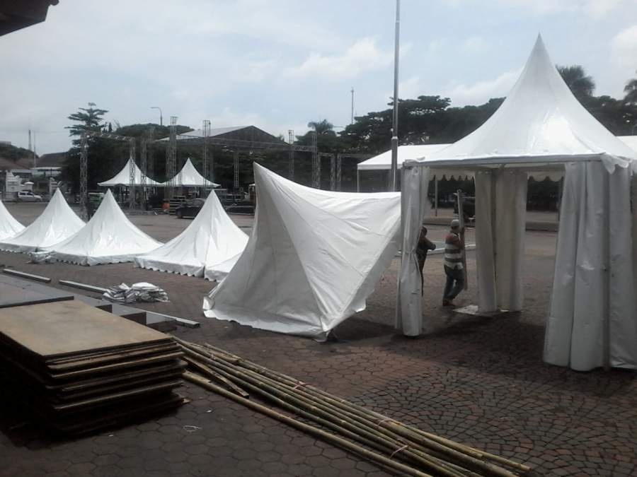 Tampak tenda event mulai dibongkar karena terdampak himbauan Gubernur Banten masalah Corona