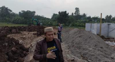Satpol PP turun ke lokasi pengurukan.