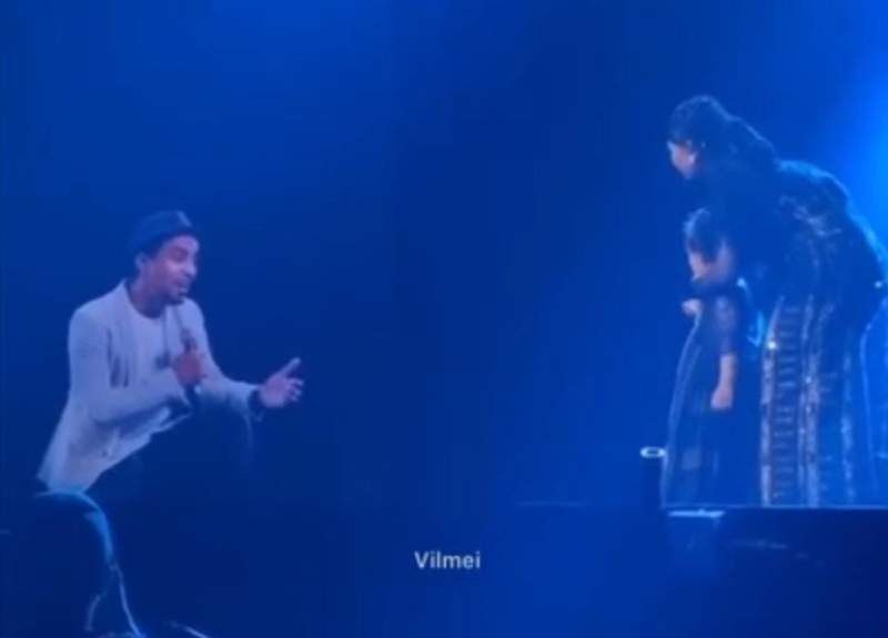 Bikin Mewek! Mutia Ayu Duet Bareng Glenn Fredly Gunakan Teknologi Hologram