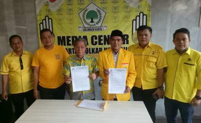  Pengurus DPD II Golkar Cilegon menunjukkan surat usulan pemberhentian Sahruji dan Sam'un.&nbsp;