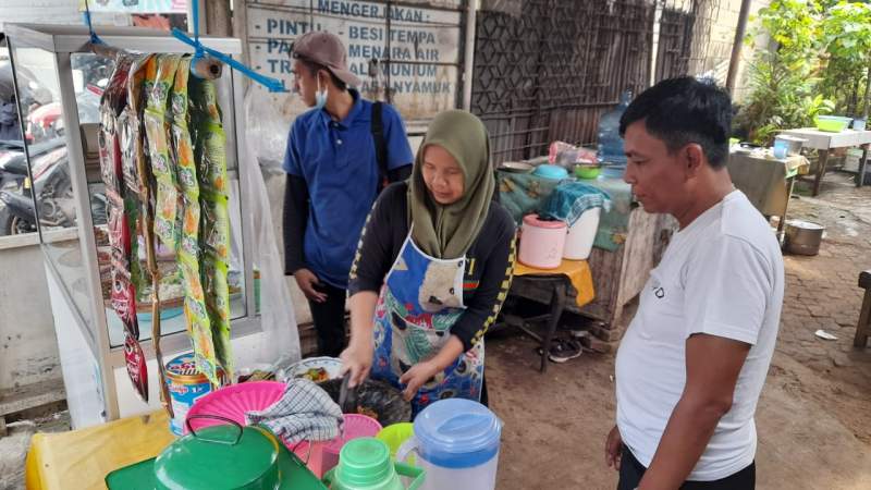 Undang Kasi Ujar saat berada di penjual gado-gado kawasan Pondok Pucung, Pondok Aren.