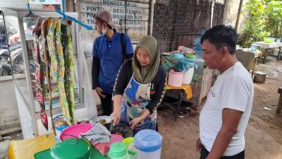 Undang Kasi Ujar saat berada di penjual gado-gado kawasan Pondok Pucung, Pondok Aren.