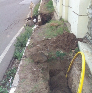 Warga Cigadung Keluhkan Galian Kabel Diatas Trotoar