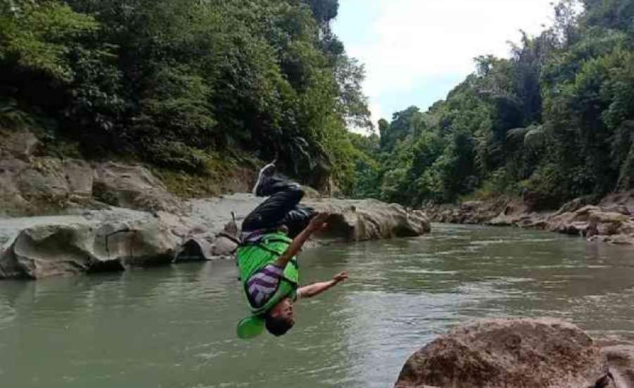 Bupati Serdang Bedagai, Darma Wijaya uji adrenalin loncat di sungai Bah Bolon.