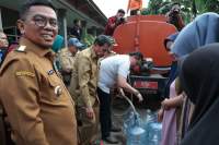 Bupati Tangerang dan Gubernur Banten Salurkan Air Bersih untuk Warga Terdampak Kekeringan
