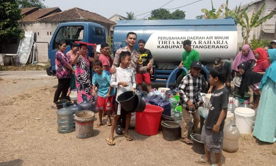 Kapolresta Tangerang dan Perumdam TKR Kompak Salurkan Bantuan Air Bersih
