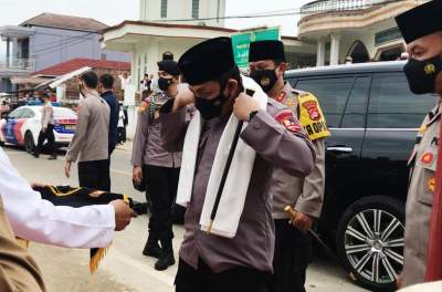 Kapolri Dikalungi Sorban Saat Bersilaturahmi ke Ponpes Tajul Falah