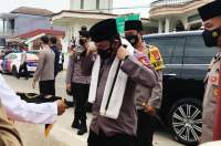 Kapolri Dikalungi Sorban Saat Bersilaturahmi ke Ponpes Tajul Falah