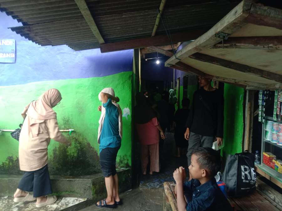 Pengunjung Pantai Karang Meong Anyer Mengeluh Minimnya Air Bersih