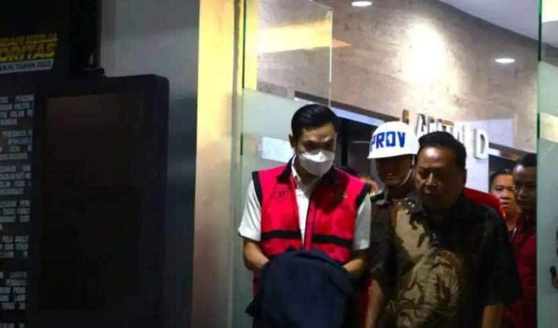 Suami Sandra Dewi, Harvey Moeis, saat memasuki gedung Kejagung RI.