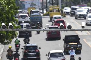 Penerapan tilang elektronik atau Electronic Traffic Law Enforcement (ETLE) di kawasan jalan raya di Jakarta.