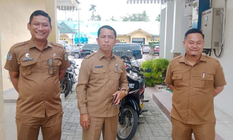 Kadis PUPR Kabupaten Serdang Bedagai, Johan Sinaga didampingi Sekretaris Wahyu Umbara dan Kabid Jalan Jembatan, Abdurahman Purba.
