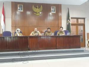 Bpati Tangerang A. Zaki Iskandar memberikan keterangan pers terkait gizi buruk di Kecamatan Kronjo. 