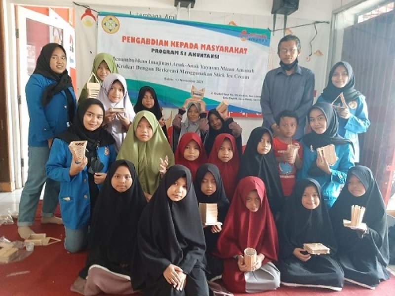 Menumbuhkan Imajinasi Anak-Anak Yayasan Mizan Amanah dengan Stick Ice Cream