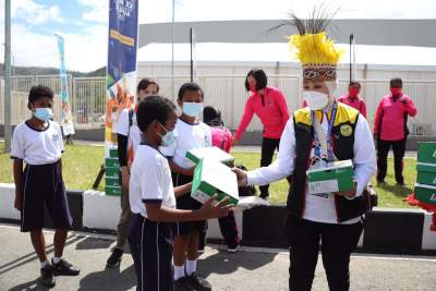 Perwosi Serahkan Bantuan 1.000 Sepatu Olahraga untuk Anak-Anak Papua dan Papua Barat