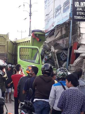 Diduga Sopir Ngantuk, Truk Tanah PT Cakra Seruduk Ruko Balaraja