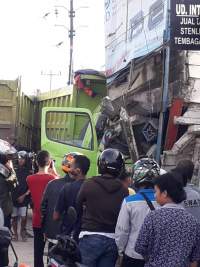 Diduga Sopir Ngantuk, Truk Tanah PT  Cakra  Seruduk Ruko Balaraja