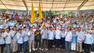 Jajaran TKD Prabowo-Gibran Banten dan Tangsel saat rapat konsolidasi bersama akar rumput untuk pemenangan pasangan nomor urut 02 di Gelanggang Budaya Amphitheater, Hutan Kota 2, Serpong.