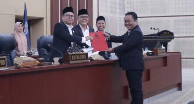 Anggota DPRD Tangsel serahkan laporan kerja DPRD Tangsel tahun 2023 kepada pimpinan DPRD.