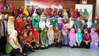 Narasumber bersama peserta sosialisasi berfoto bersama usai kegiatan.
