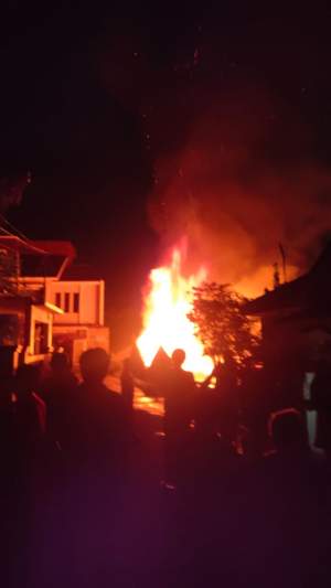Kebakaran di Perumahan RS Kelurahan Rengas, Ciptim, 5 rumah habis terbakar malam ini, Selasa (23/3/21). (Foto by Rafi).