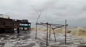 Cuaca Ekstrim, Gelombang Laut Hantam Bangunan Wisata Tanjung Pasir