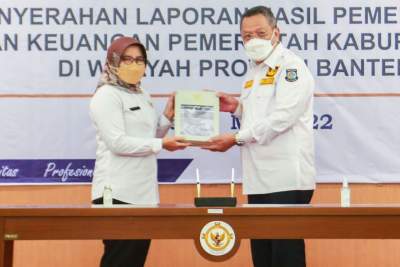 Walikota Tangsel Benyamin Davnie saat menerima Opini WTP di Kantor Perwakilan BPK RI Banten. (Foto istimewa)